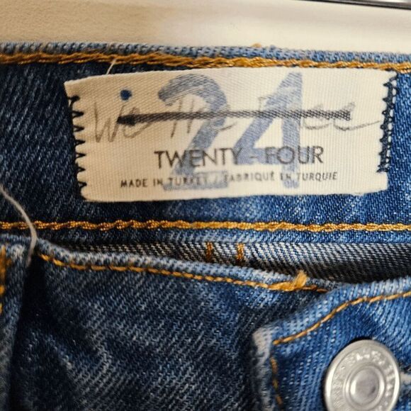 We The Free Straight Leg Denim Jeans NWT Women's Blue Size 24 Distressed - Picture 2 of 4